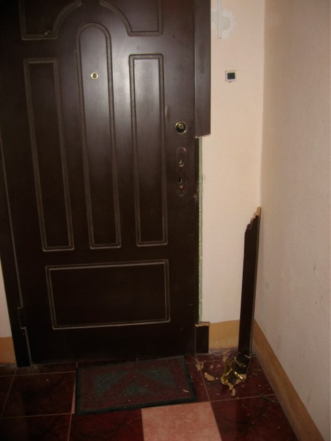 Дверь после попыток войти в квартиру